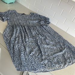 Adorable short blue and white flowered dress size women’s large
