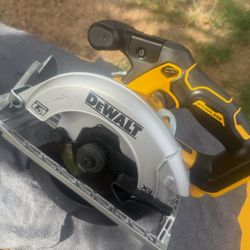 New Dewalt Brushless Xr 6 1/2inch Circular Saw Only Tool 