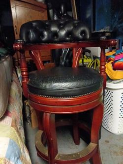 Tufted Leather Swivel Bar Stool