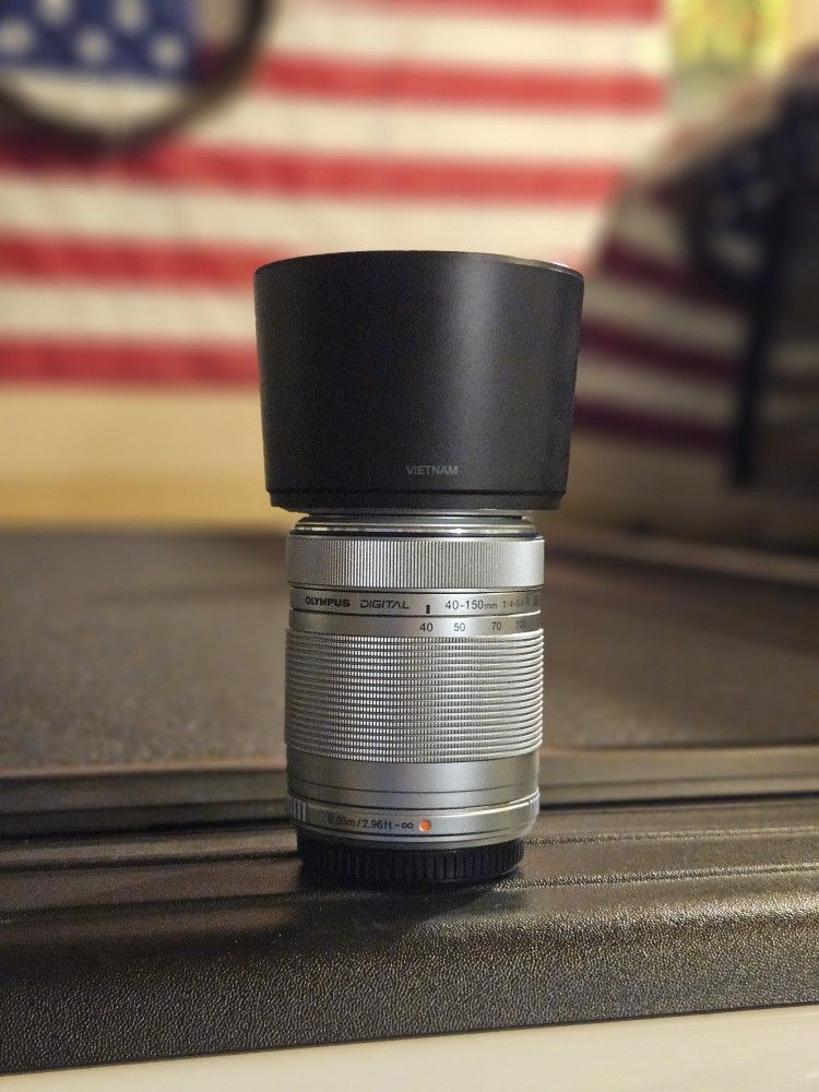 Olympus M.Zuiko ED 40-150mm
f/4-5.6 R Lens with caps and hood