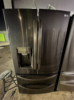 LG 4‑Door French Door Fridge – Black Stainless, Ice/Water