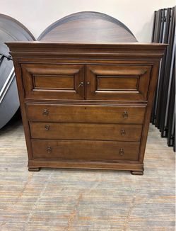 BRAND NEW – NEVER USED Universal Furniture New Lou 5-Drawer Solid Wood Dresser
