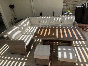 Outdoor patio set, 2pc. Sectional, table & 2 ottomans, like new !!