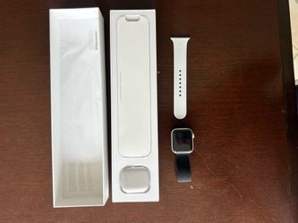 Apple Watch Series 4 (40mm) - Aluminum Case with Original Box & Band