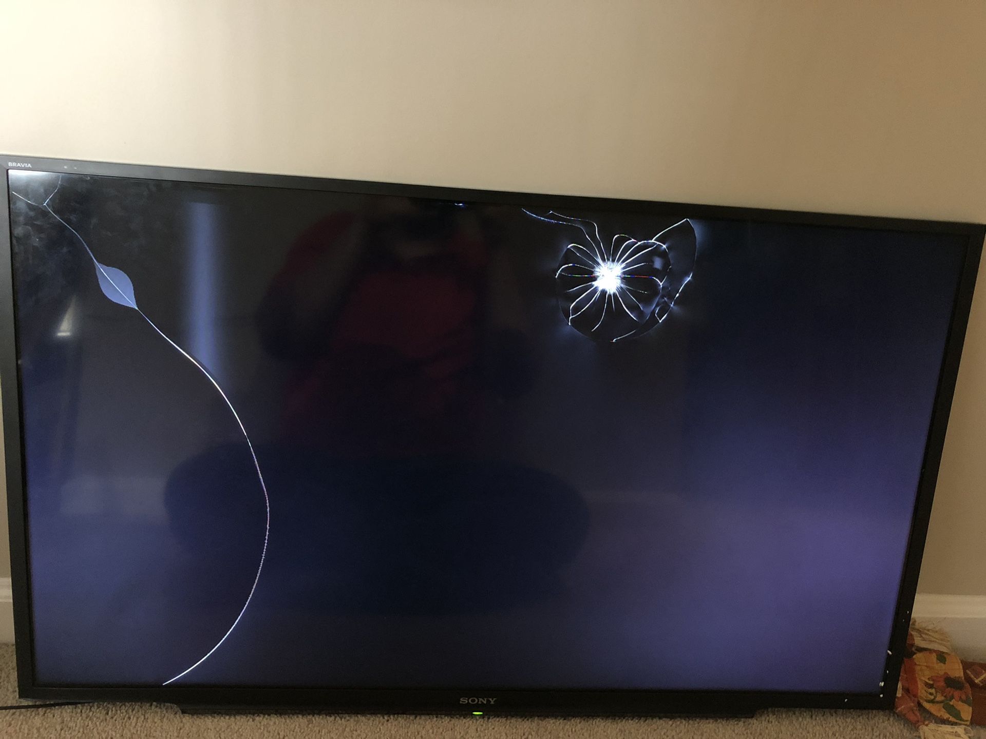 Sony - 40" class (39.5" Diag.) - LED - 1080p - Smart - HDTV(Cracked screen).