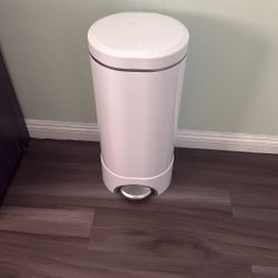 Munchkin Diaper Pail