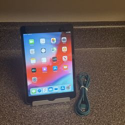 Like New! iPad Mini 2  32gb W/Cord