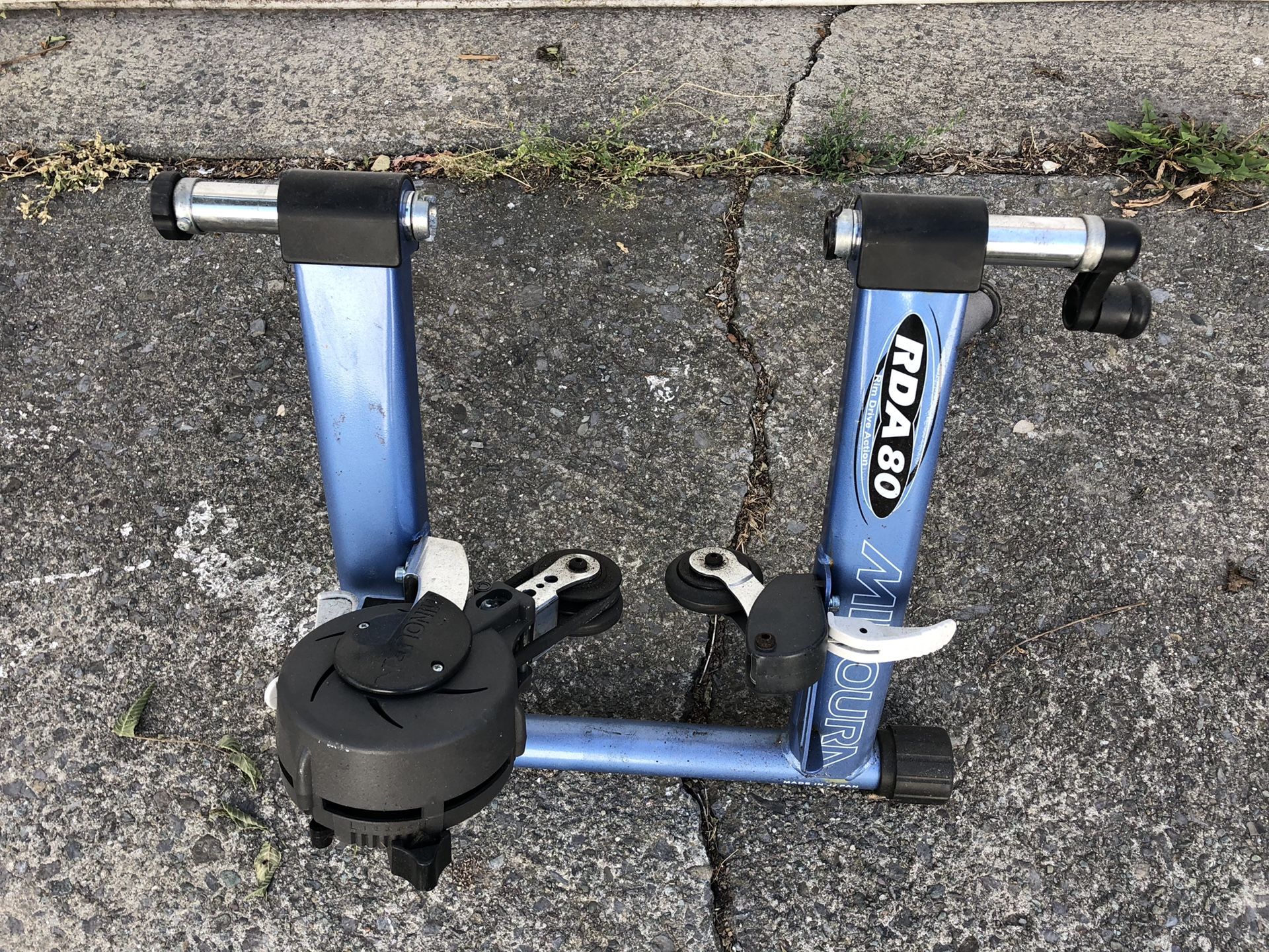 Minoura RDA80 Rim Drive Stationary Bicycle Trainer