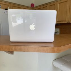 Apple MacBook Laptop 