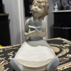 Lladro Nao Porcelain Girl Sitting Holding Book