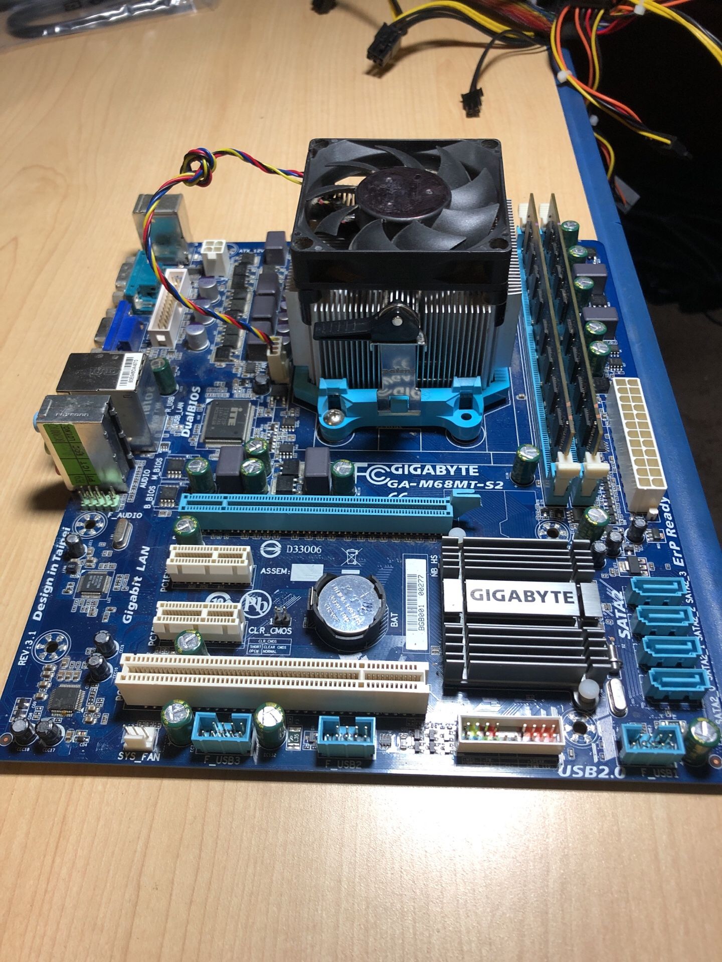 Gigabyte GA-M68MT-S2 \ Fx 4300 \ 2 Ram sticks of F3-10600CL9S-GBNT