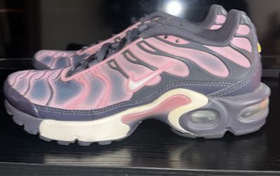 Nike Air Max Plus GS sneakers in the "Gridiron Grey" colorway