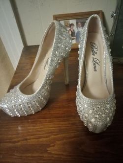 Size 7 women's high heels mint condition