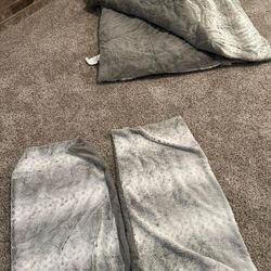 King Comforter w/ pillow cases 