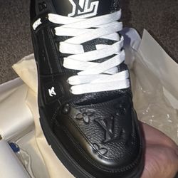  Louis Vuitton trainer embossed monogram black