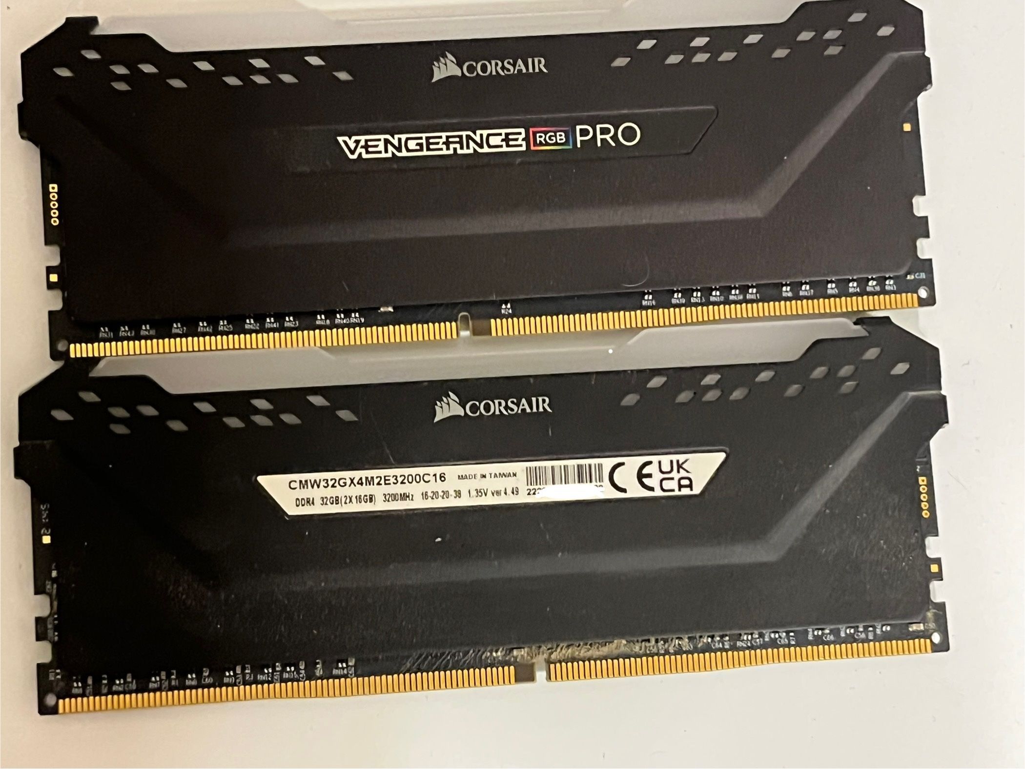 RGB DDR4 Corsair 3200 32gb