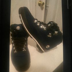 TIMBERLAND HIKING BOOTS (NEW)