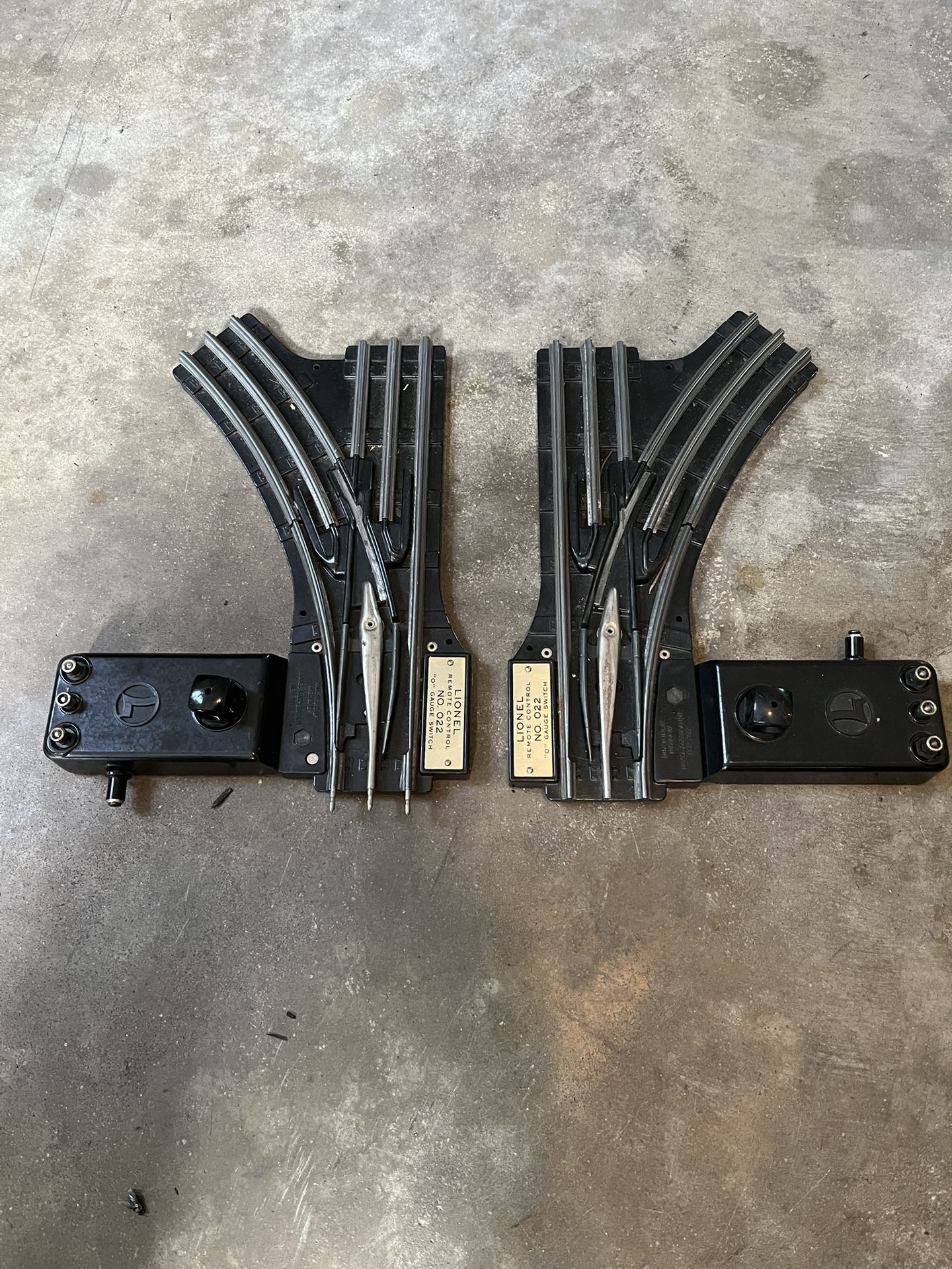 2 Lionel No 022 O Gauge Remote Left & Right Switch Track Untested No Controller