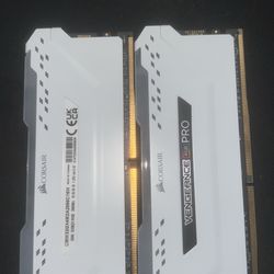 2x16 (32GB) Corsair vengeance RGB PRO RAM