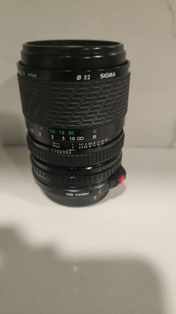 Sigma MF 28-70mm f/3.5-4.5 MC Zoom-Epsilon manual focus lens with a Canon mount.