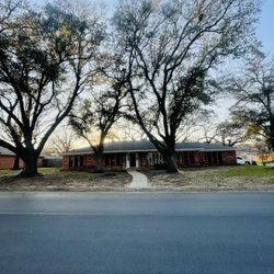 RENT 4 Bedrooms House 