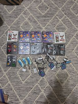 20 Assorted Seaworld and Spirit Collective Pins & Keychains