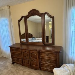 Thomasville French Provincial nine-drawer dresser with a tri-fold mirror. - Excellent Condition 