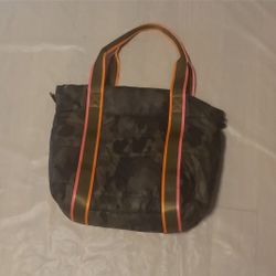 haute shore camo puffer crossbows purse, zipper on inside and zipper outside, front small pocket, roomy inside, orange, green,, and pink handle straps