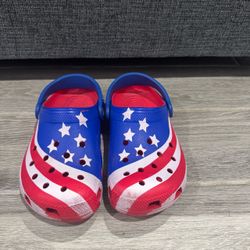 Youth J3- Crocs Classic American Flag Clogs