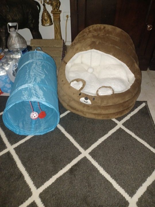 Cat Conopy and tunnel new;2 Scratcher free