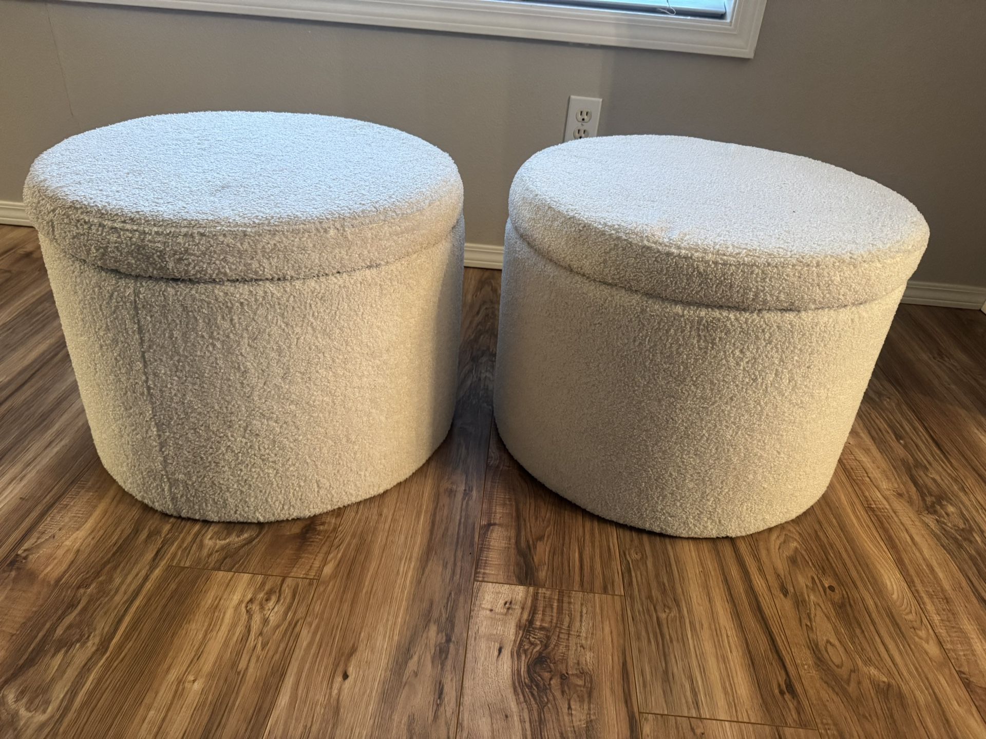  X2 Boucle Round Ottoman 