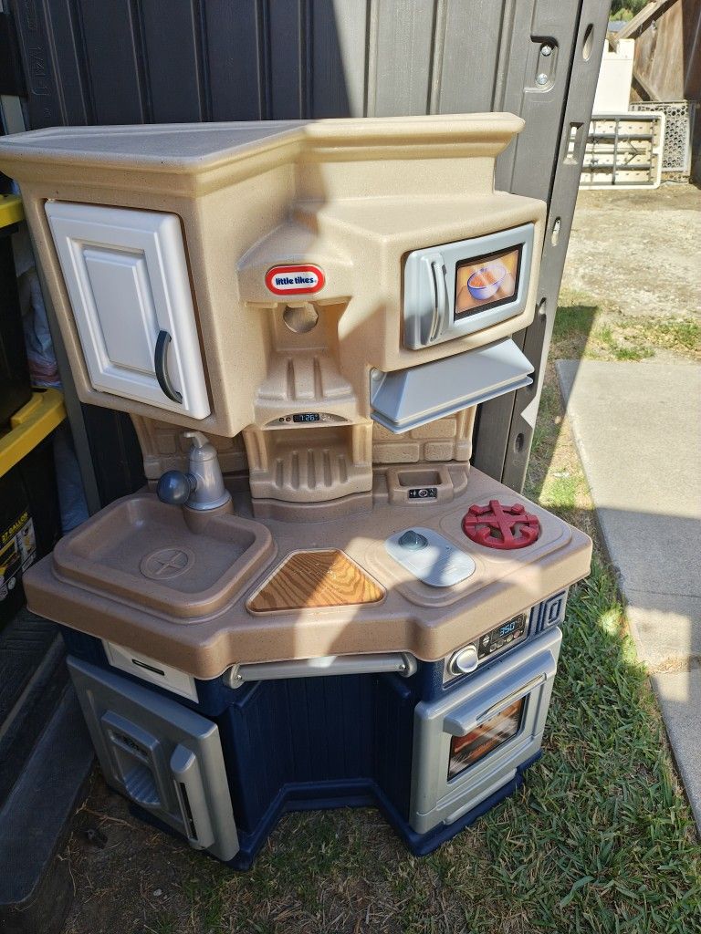 Little Tikes Pretend Play Kitchen