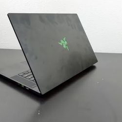 Razer Blade 15” Advanced RTX 300Hz Screen32GB RAM 2TB EVO PLUS SSD