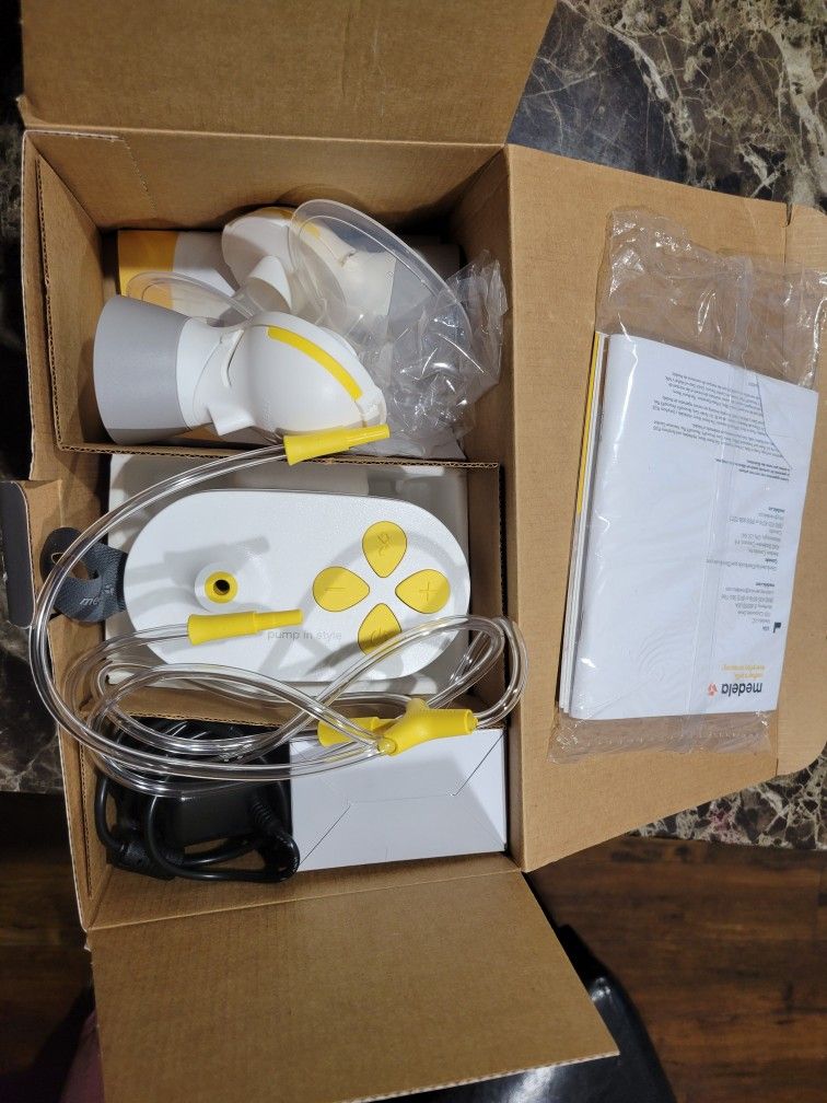 Almost New Medela Pump In Style 