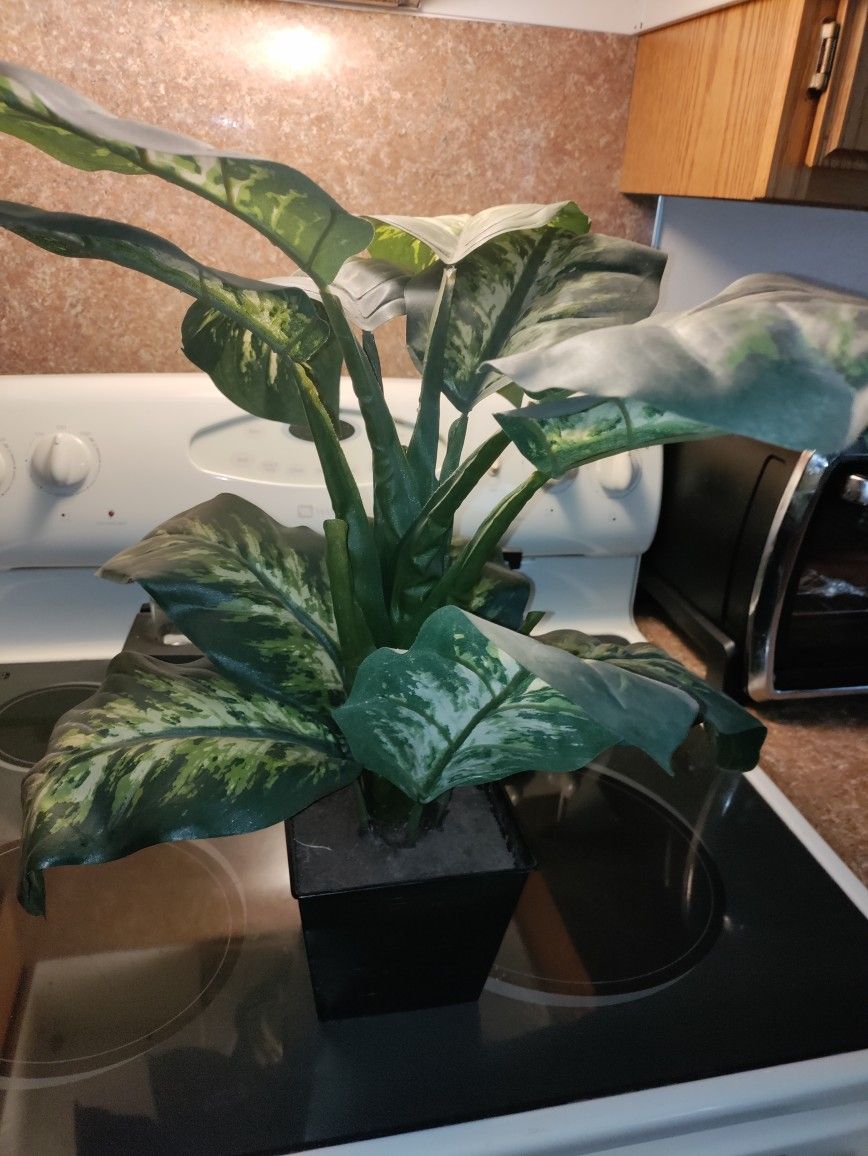 Artificial Plant! Tabletop In Metal Container!