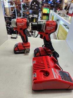 Milwaukee Drill Set With Battery And Charger 
