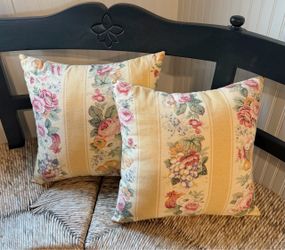 Set of 2 Floral Throw Pillows