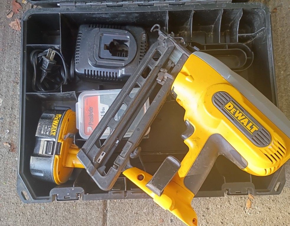DeWalt Cordless Dc618 Nail Gun With Charger Battery