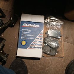 4 Brake Pads With Clips Ac Delco