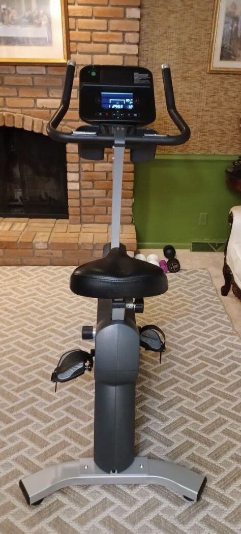 Life Fitness C3 Upright Indoor Cycling Exercise Bike with Dual Zone Console