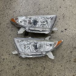 2011-2013 Toyota Highlander Headlights