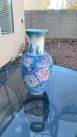 Porcelain. Vase.