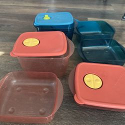 Tupperware Six Pieces With Lids