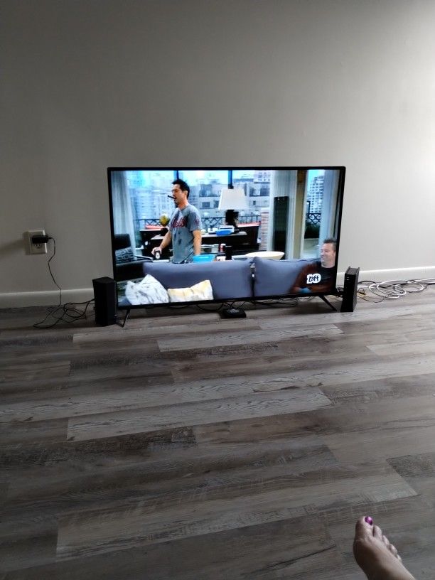 SELLING MY FLAT SCREEN SMART TV WITH REMOTE CONTROL ITS BRAND NEW
