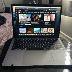 MacBook Pro (13-inch, 2016, Four Thunderbolt 3 Ports)
