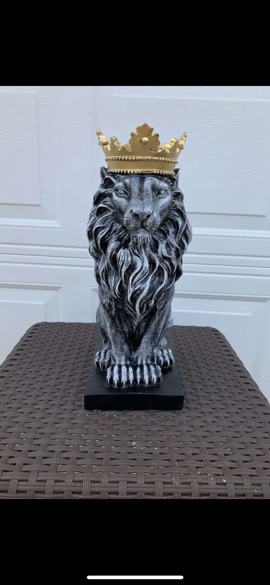 King Leo, The Lion Statue