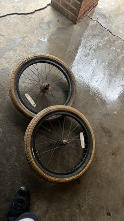Tracker tire with rim