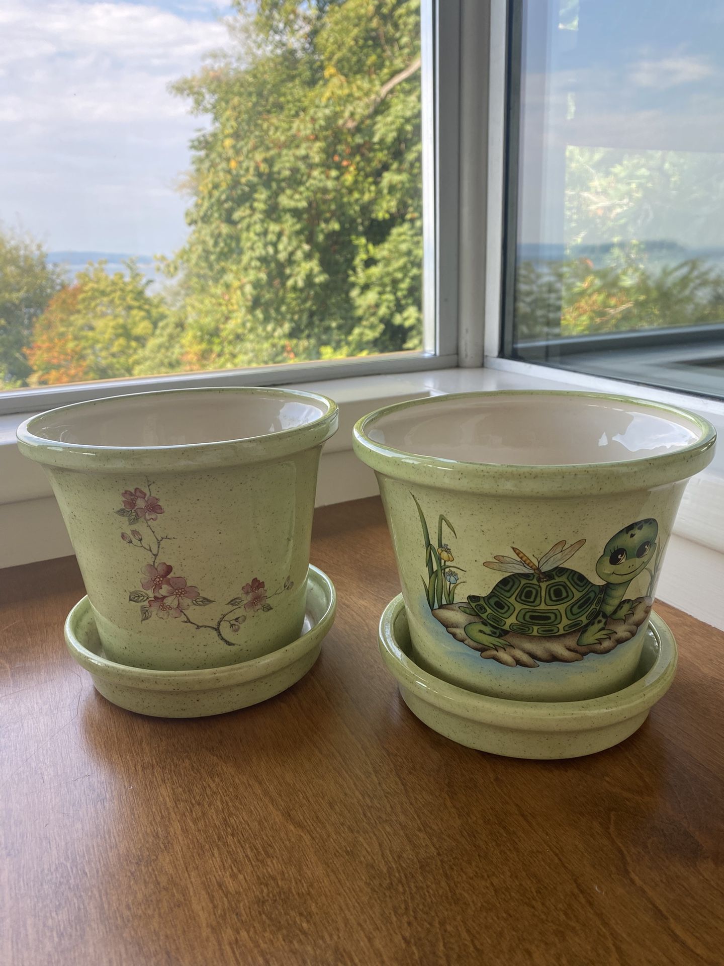 Two  Charming Vintage Ceramic Plant Pots With Saucer Excellent Condition. 