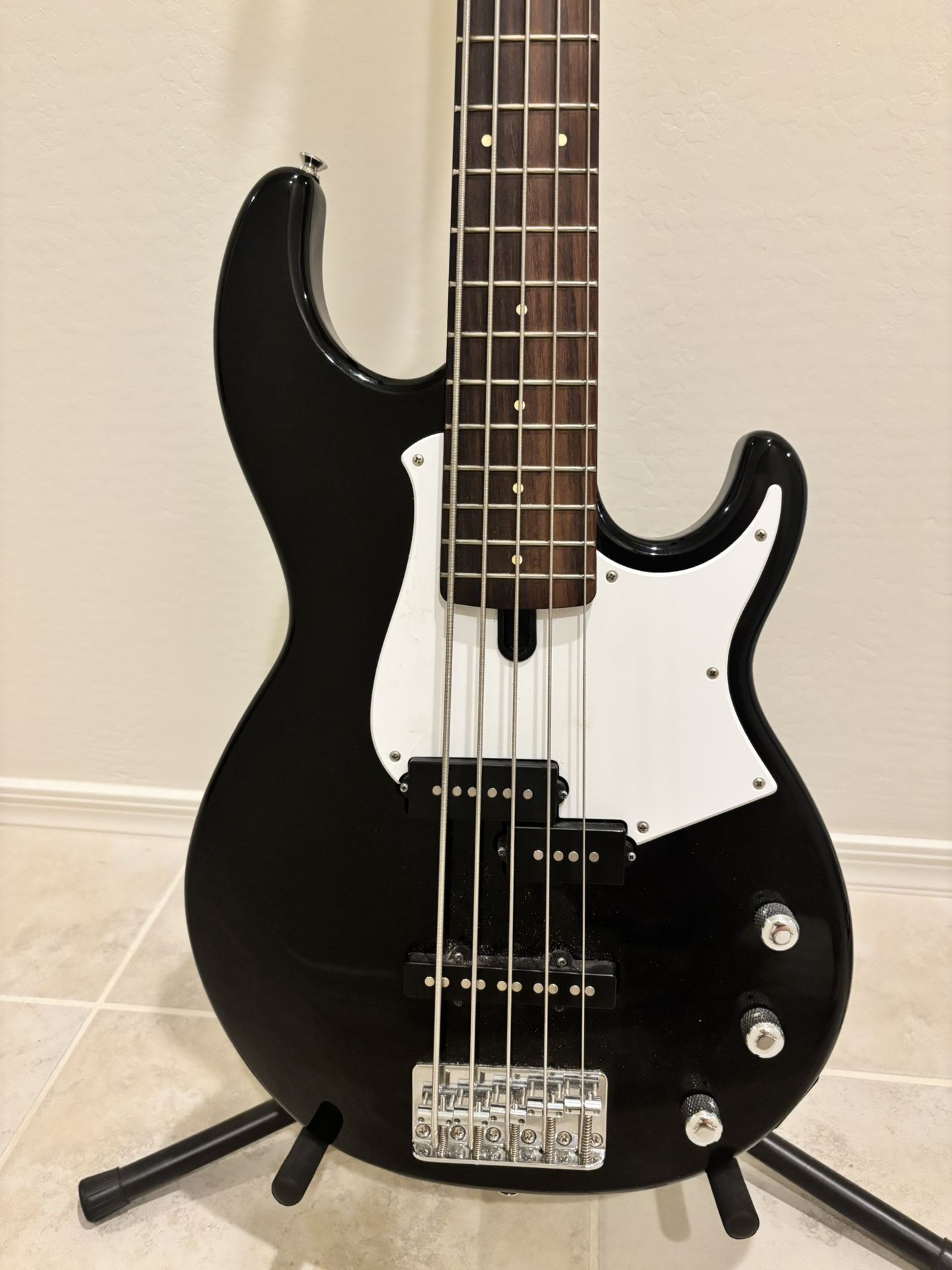 🎸Yamaha BB235 5-String Bass Guitar – Excellent Condition🎸