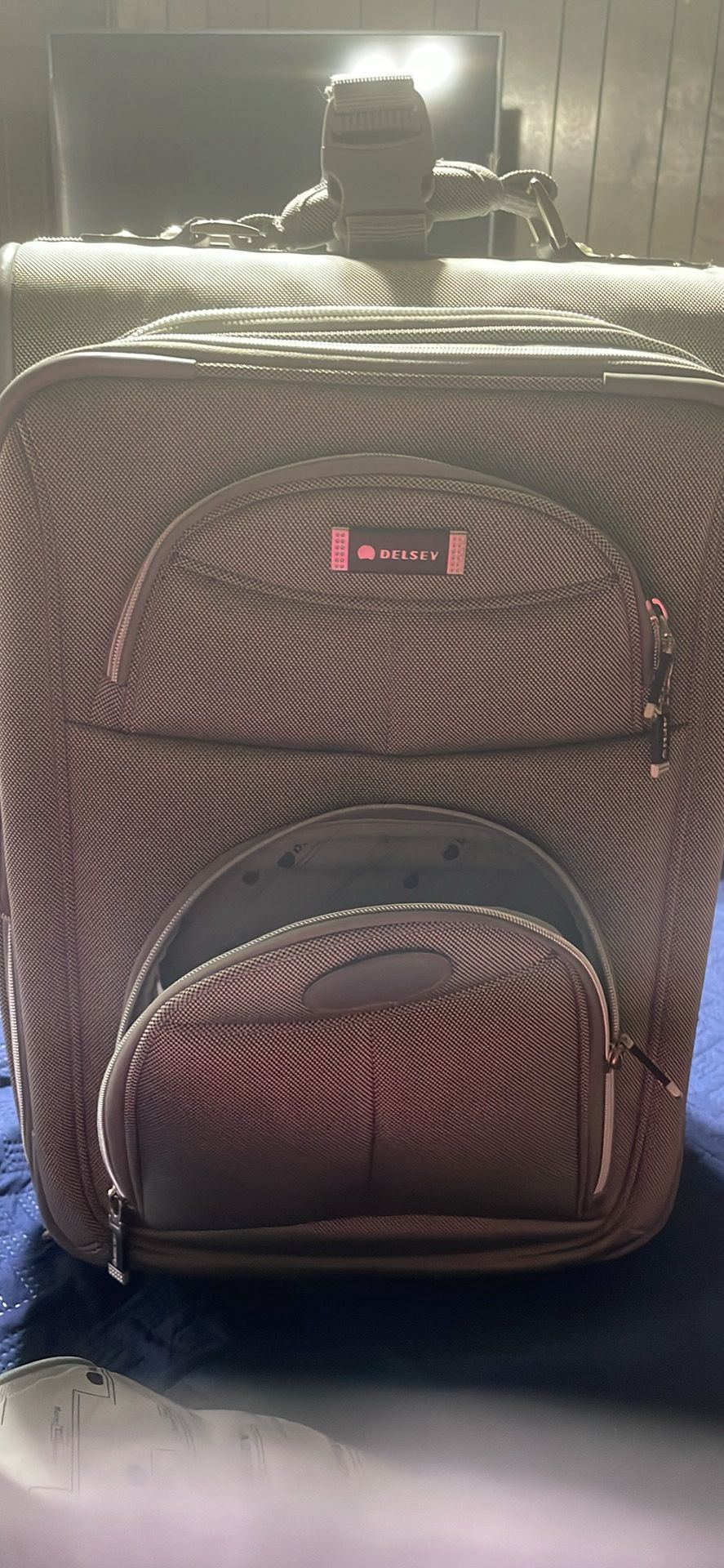 medium sized luggage bag with pull handle